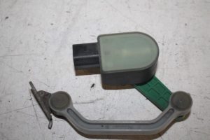 17805910 – 4F0505466M – Xenon hoogteregelaar