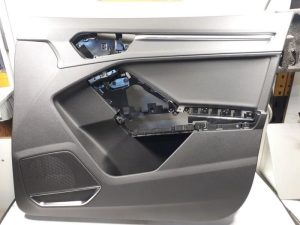 21796324 – 83B867104AFSWS – Front door trim 4-door, right