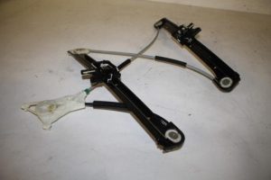 17820106 – 8V4837461 – Ruitmechaniek 4Deurs links-voor