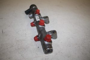 17804615 – 059130090CS – Fuel distributor