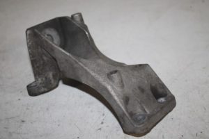 17806910 – 8E0399114H – Gearbox mount