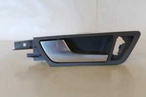 17792316 – 8R0839019AAZ3 – Portiergreep 4Deurs links-achter