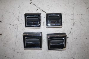 17814618 – 4M0864203A4PK – Bevestigingsoog vloer