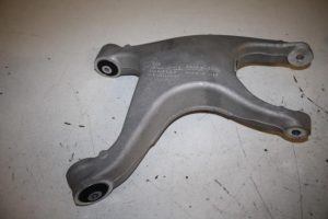 17810159 – 8R0505312F – Draagarm onder rechts-achter