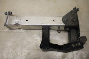 17799191 – 4H0806063E – Chassisbalk voor