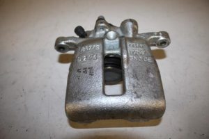 17818131 – 4F0615403H – Remklauw (Tang) links-achter