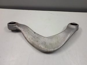 20600975 – 8K0505324H – Draagarm boven rechts-achter