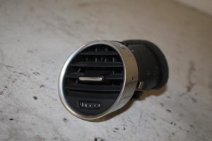 17824420 – 8H0820951D5PR – Luchtrooster Dashboard