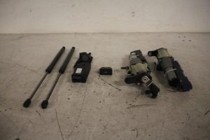 17813616 – 8R0827 – Set of tailgate gas struts