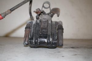 17831615 – 8E0615423G – Remklauw (Tang) links-achter