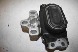 17826322 – 8J0199555F – Gearbox mount