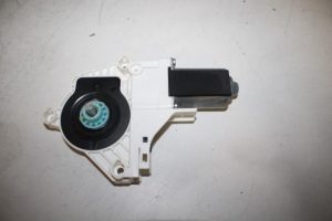 17824115 – 8T0959801B – Raammotor Portier