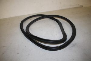 17820741 – 8V4831721 – Portierrubber 4Deurs links-voor
