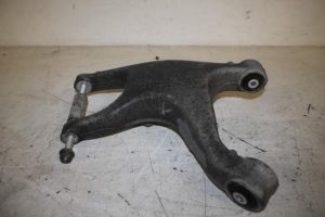 17813495 – 8R0505311F – Draagarm onder links-achter