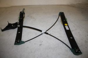 17822837 – 8Y0837461 – Ruitmechaniek 4Deurs links-voor