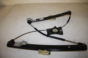 17820011 – 81A837461 – Ruitmechaniek 4Deurs links-voor