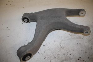 17812986 – 8R0505312F – Draagarm onder rechts-achter