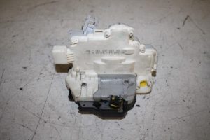 17811817 – 8E1837015AA – Door lock mechanism 4-door, front left