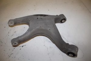 17824047 – 8R0505311F – Draagarm onder links-achter