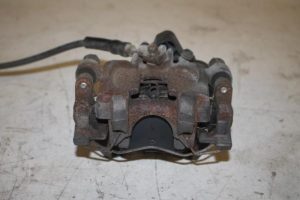 17831443 – 8V0615423 – Remklauw (Tang) links-achter