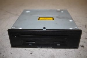 17815068 – 4E0035652D – Multi-media control unit