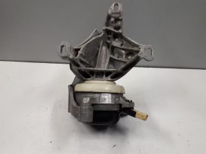 20410137 – 4M0399201G – Versnellingsbak Steun