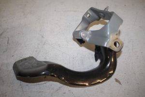 17805992 – 4G9827300 – Tailgate hinge