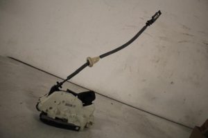 17827828 – 5K1837015E – Türschlossmechanik 4-türig links vorne