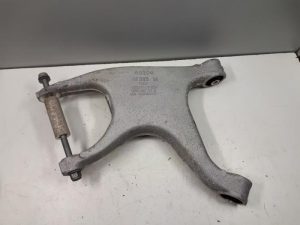 20601030 – 8K0505311J – Draagarm onder links-achter