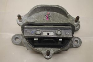 17799976 – 8K0399151CN – Gearbox mount