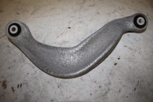 17823175 – 8K0505324H – Draagarm boven rechts-achter