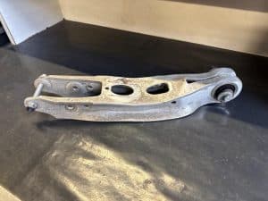 23885344 – 8W0505311H – Draagarm onder rechts-achter