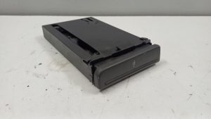 23884441 – 8E2862534H5PR – Getränkehalter