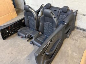 23936427 – 8W6881805BJ, 8W0881775E, 8W6881806BJ, 8W6881806BJEWL, 8W6881805BJEWL, 8W0881405R, 8W0881405REWL, 8W0881406R, 8W0881406REWL, 8W0881439B, 8W6881105G, 8W6881106G, 8W6885079B, 8W6885502CCA9, 8W6885502ECA9, 8W6885501C, 8W6885805Q, 8W6885205S, 8W6885806Q, 8W6885806QEWL, 8W6867104ACWFA, 8W6867104AC, 8W6867103ACWFA, 8W6867103AC – Bekleding Set (compleet)