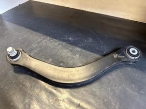 23885682 – 8W0505398E, 8W0505398F – Draagarm rechts-achter