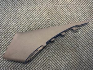 22791380 – 8W6867288A, 8W6867288AV48 – C-Pfosten Abdeckkappe rechts