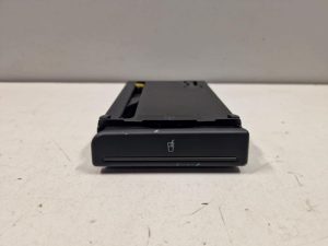 24277793 – 8E2862534H5PR – Getränkehalter